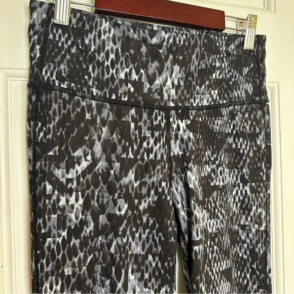 ATHLETA Chaturanga High Rise Black Gray Cobra Snake Print Leggings Small Lycra - Picture 2 of 5
